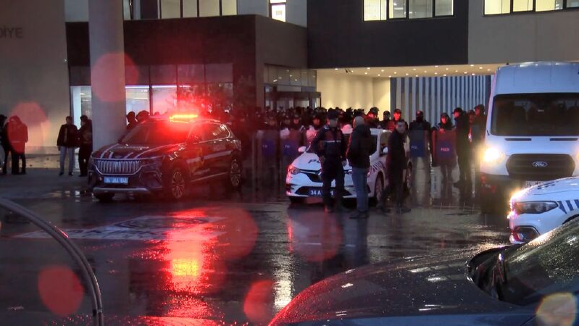 Bakırköy Belediyesi'ne operasyon: 68 gözaltı