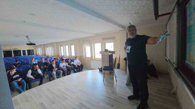 Bitlis Tatvan'da 18 öğrenci, MikroROV pilot eğitimiyle su altı robotlarını öğreniyor.