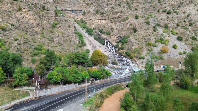 Van Çatak'ta yazın kuruyan Kanispi Şelalesi, son yağışlarla yeniden canlandı