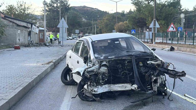 Burdur'da iki otomobil çarpıştı, dükkana çarpan aracın sürücüsü ağır yaralandı