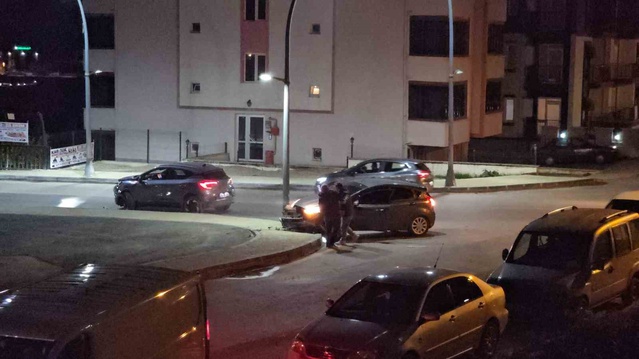 Karabük'te kavşakta iki otomobil çarpıştı, iki sürücü yaralandı