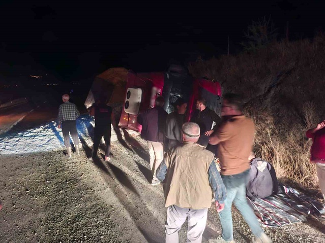 Aydın Karpuzlu-Çine yolunda kum yüklü tır devrildi, sürücü yaralandı, yol kapandı