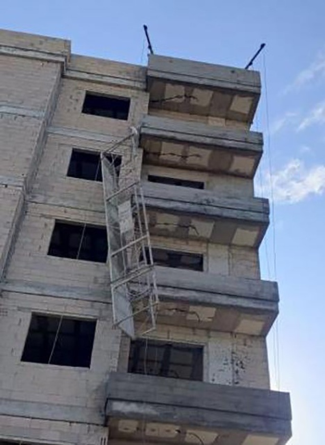 Mersin Tarsus'ta sıva yaparken iskeleden düşen 2 işçiden biri yaşamını yitirdi