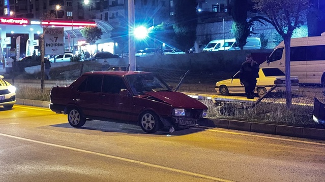 Sinop Boyabat'ta ağaca çarpan otomobildeki 1 kişi hastaneye kaldırıldı