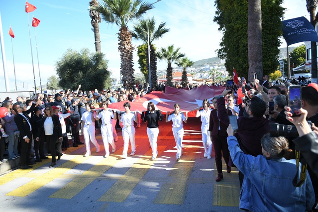 Kuşadası'nda Cumhuriyet Bayramı'nın 103'üncü yılı Atatürk Meydanı'nda kutlandı