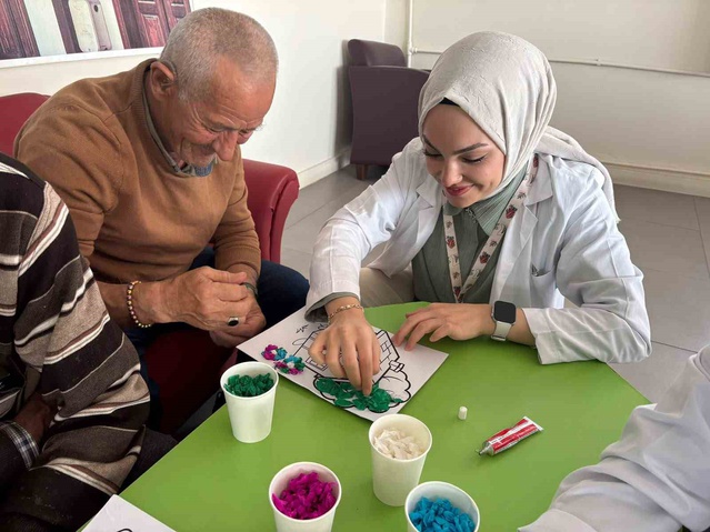 Halis Toprak Huzurevi sakinleri ESOGÜ'lü hemşirelik öğrencileriyle buluştu
