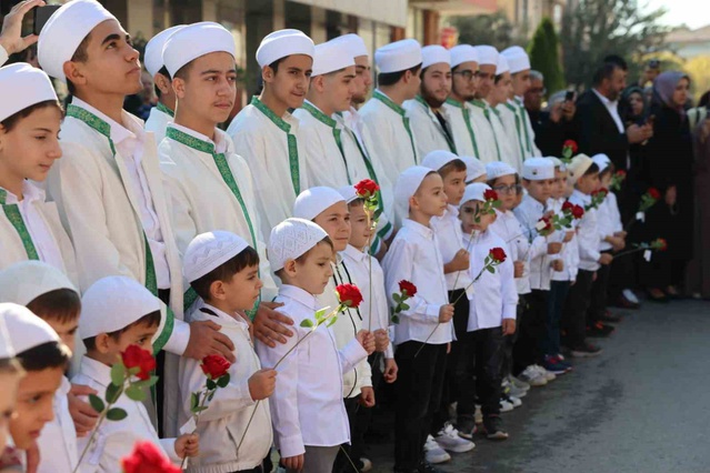 Körfez'de düzenlenen törenlerde 57 öğrenci hafızlık icazet belgesini aldı