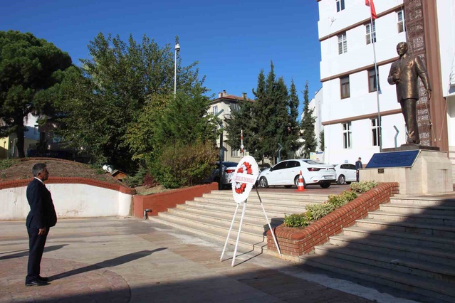 Aydın Efeler'de Muhtarlar Günü töreni Valilik önünde çelenk sunumuyla başladı