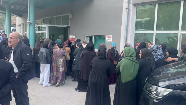 Hakkari Şemdinli'de iki otomobil çarpıştı, 2 yaşındaki çocuk öldü, 7 kişi yaralandı