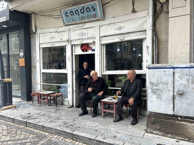 Halit Arar, Van'da 1981'den beri aynı kahvehanede çay demleyip eski günleri yaşatıyor