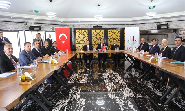 Bitlis Valisi Karakaya, KÖYDES'te 300 kilometre sıcak asfalt hedefini açıkladı