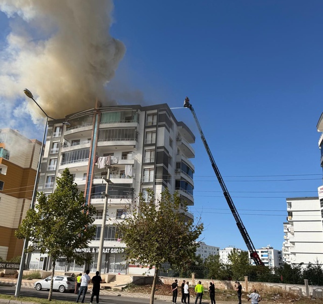 Diyarbakır'da 8 katlı binanın çatı yangınında mahsur kalan 7 kişi kurtarıldı
