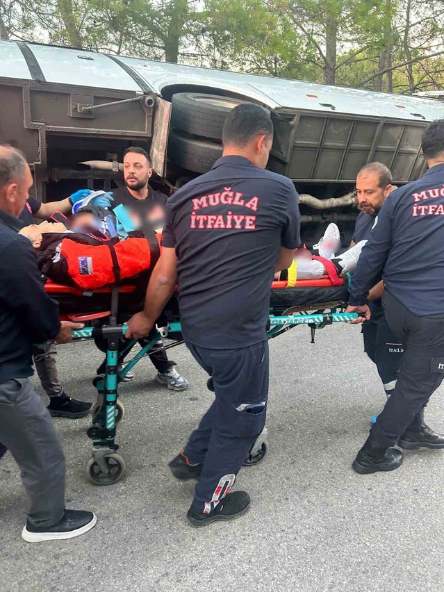 Muğla Marmaris'te otel çalışanlarını taşıyan servis devrildi, 2'si ağır 3 yaralı