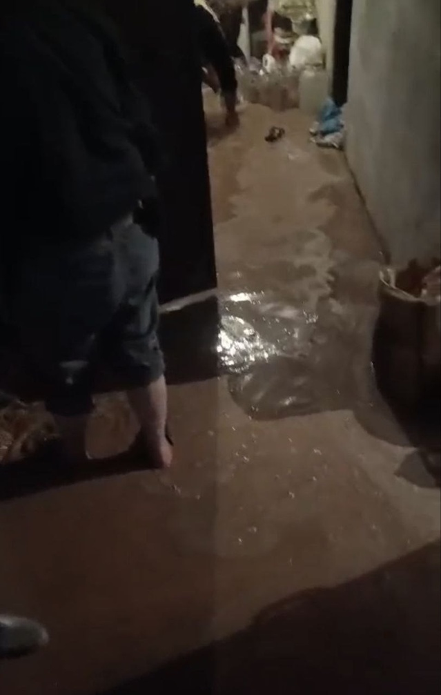 Batman Gercüş'te sel, Poyraz köyünde bir evi kullanılamaz hale getirdi, can kaybı yok