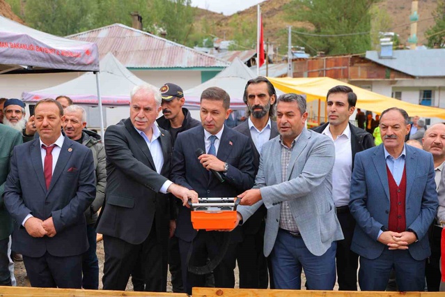 Bayburt Aydıntepe'de Pınargözü köyüne yapılacak konak için ilk harç döküldü