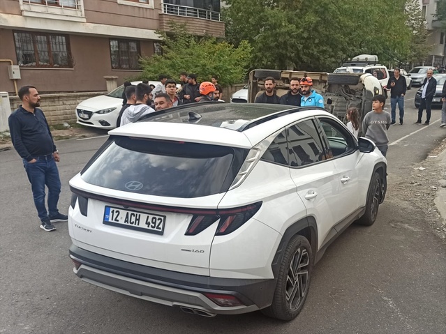 Bingöl'de pikap ve otomobilin çarpıştığı kazada 2 kişi yaralandı