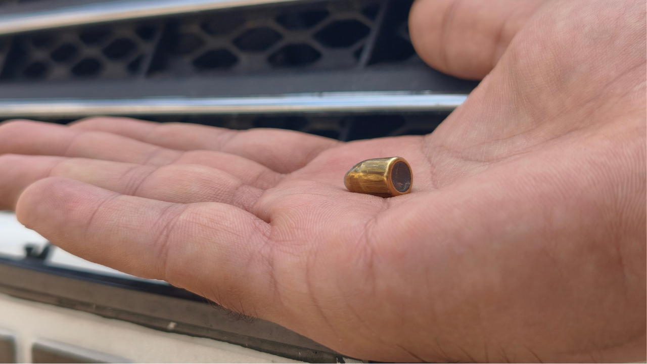Yorgun mermi otomobilin tamponuna saplandı