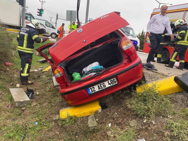 Burdur'da yolcu otobüsü ile otomobil çarpıştı, otomobilde sıkışan 2 kişi yaralandı