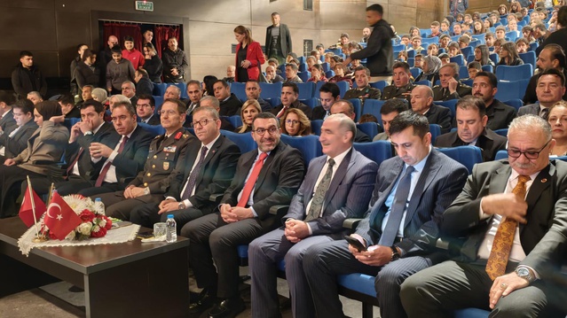 Kars'ın kurtuluşunun 106'ncı yılı yağış nedeniyle Kültür Merkezi'nde kutlandı