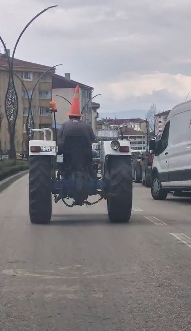 Bolu'da kafasına trafik dubası takan traktör sürücüsü kent merkezinde dikkat çekti