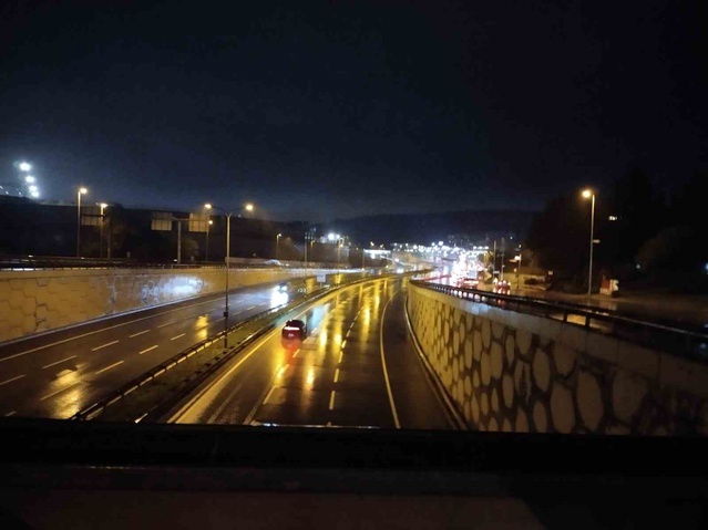 Şile Otoyolu'nda su taşkını sonrası ekipler tahliye başlattı, Ümraniye yönü kapandı
