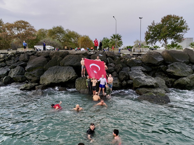 Samsun'da 20-25 yüzücü, Karadeniz'de Türk bayrağı açıp Cumhuriyet Bayramı'nı kutladı.