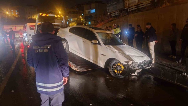 Hakkari'de yağışta kontrolden çıkan otomobil tabelaya çarptı: 1 yaralı