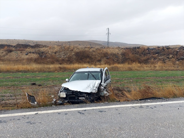 Çankırı Orta'da iki otomobilin çarpışması sonucu 1 kişi öldü, 4 kişi yaralandı