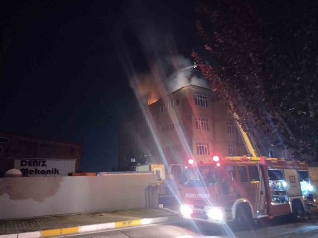 Tuzla'da ayakkabı fabrikasının çatısındaki yangına itfaiyenin müdahalesi sürüyor