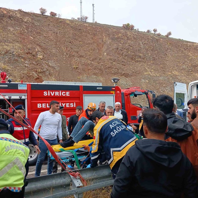 Elazığ'da devrilen hayvan tırında sürücü yaralandı, çok sayıda küçükbaş telef oldu