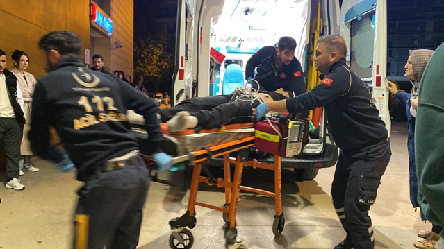 Bursa İnegöl'de 3'üncü kattaki balkondan düşen 15 yaşındaki çocuk ağır yaralandı