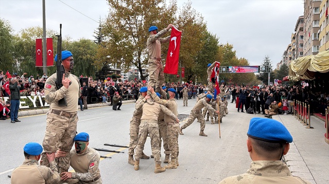 Eskişehir'de 29 Ekim töreninde komandoların tüfekli gösterisi uzun süre alkışlandı