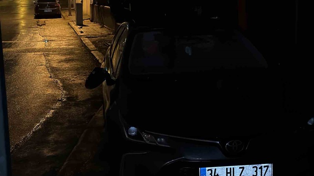 Eskişehir'de park halindeki iki otomobilin dikiz aynaları kırıldı