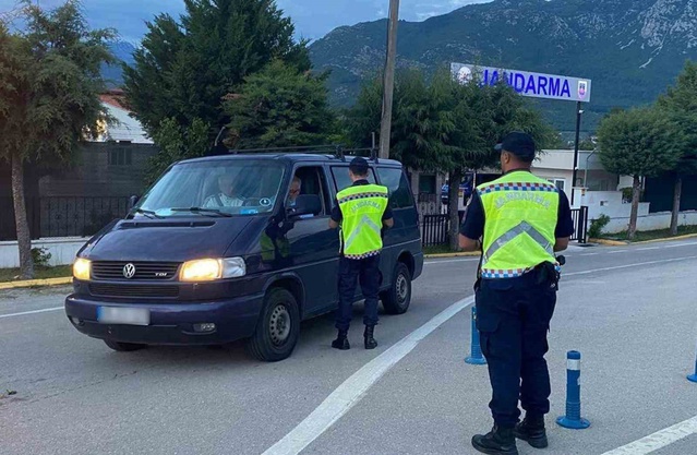 Muğla'da trafik jandarması 45 sürücünün ehliyetini geçici olarak geri aldı