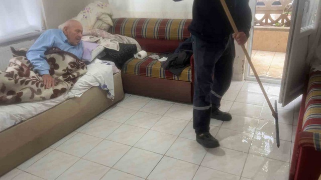 Bursa Mudanya'da apartmanları su bastı, 90 yaşındaki vatandaşa ekipler yardım etti