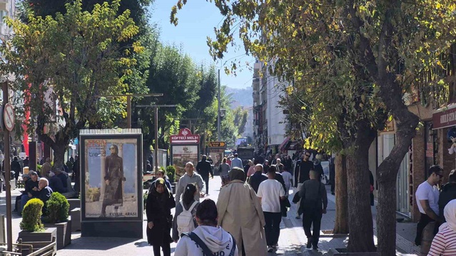 Eskişehir'de havaların ısınmasıyla Hamam Yolu Caddesi yoğun ilgi gördü