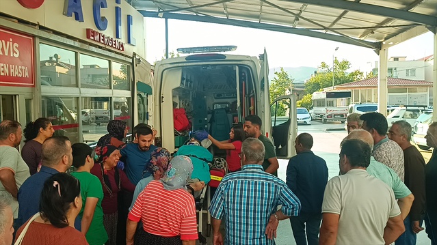 Adana Kozan'da ağaç keserken altında kalan kişi ağır yaralı Adana'ya sevk edildi