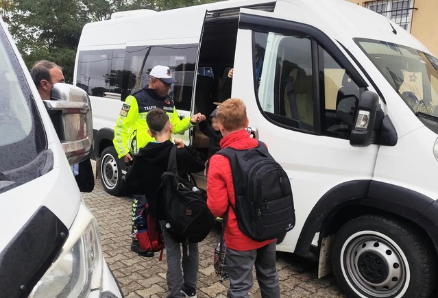 Hayrabolu'da jandarma okul servislerini denetledi, öğrencilere kuralları anlattı