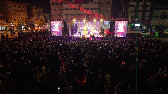 Kırıkkale'de Cumhuriyet'in 103. yılı fener alayı ve konserle kutlandı