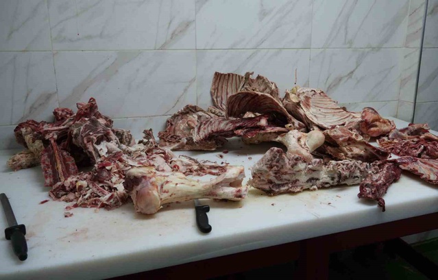 Gaziosmanpaşa'da 16 mahallede 15 ton bozulmuş et imha edilmek üzere el konuldu