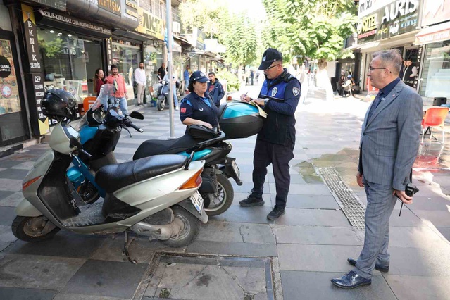 Mersin Akdeniz'de zabıta kaldırım işgaline uymayan işletmelere tutanak tuttu