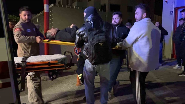 Kayseri'de alev alan otomobilin çarptığı araç dükkana girdi, 2 kişi yaralandı