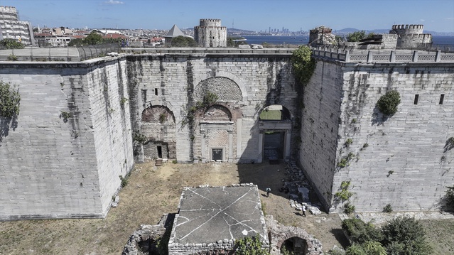 Yedikule Hisarı'nın parçası olan 1600 yıllık Altın Kapı giriş işlevini kaybetti