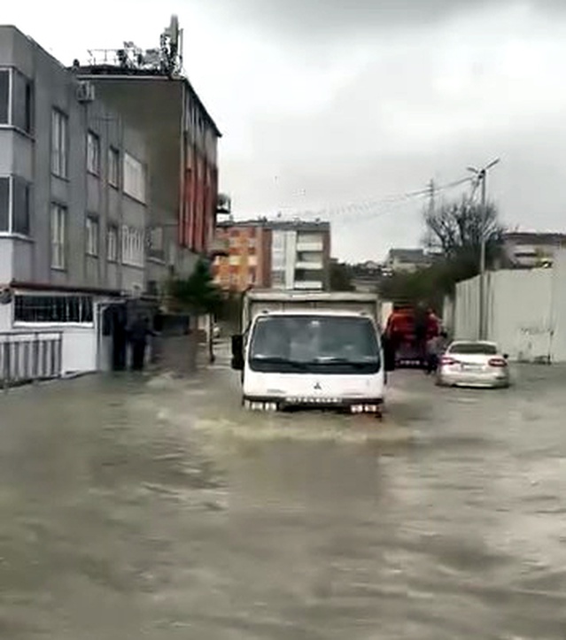 Avcılar'da sağanak sokakları göle çevirdi, okula giden öğrenciler güçlükle ilerledi