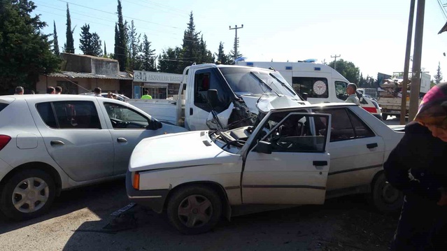 Antalya Kepez'de çukur nedeniyle 3 aracın karıştığı kazada 2 kişi yaralandı