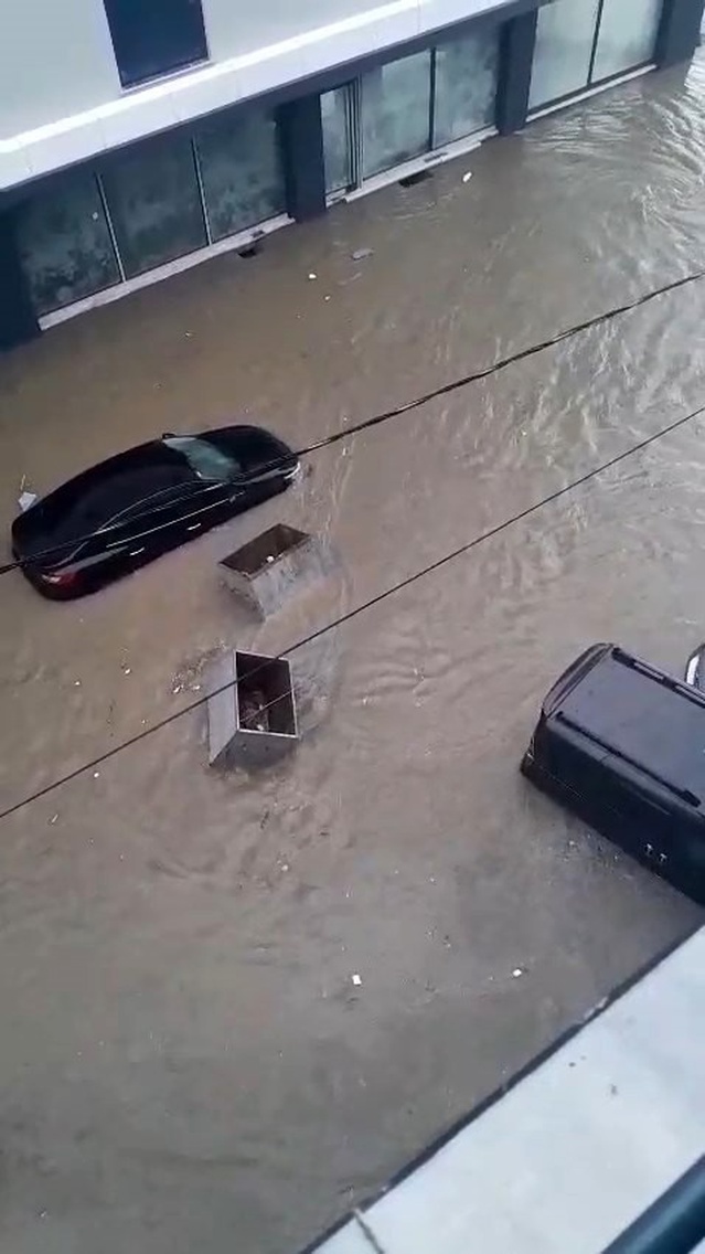Esenyurt'ta sağanak evleri ve yolları su bastı, araç üstünde kurtarılmayı beklediler
