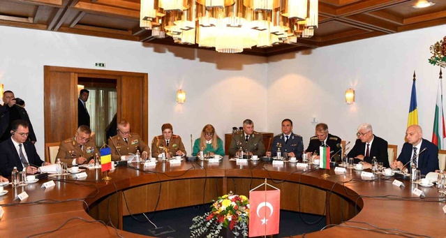 Sofya'da üç ülke savunma bakanları Karadeniz'de ticari gemilere saldırıları kınadı