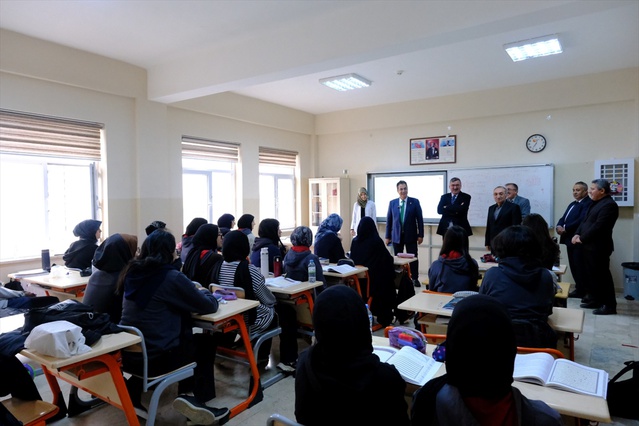 SCÜ Rektörü Şengönül, İmam Hatipliler Haftası'nda Sivas'ta mezun olduğu liseye döndü