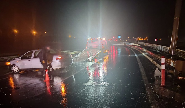 Keşan'da kontrolden çıkan otomobil bariyerlere çarptı, alkollü sürücü yaralandı