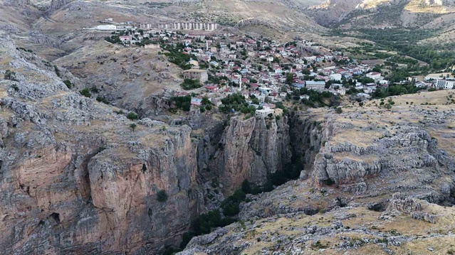 Diyarbakır Çüngüş'te 168 metre yüksekteki kayalıkta ev ve bahçe köprüyle bağlanıyor